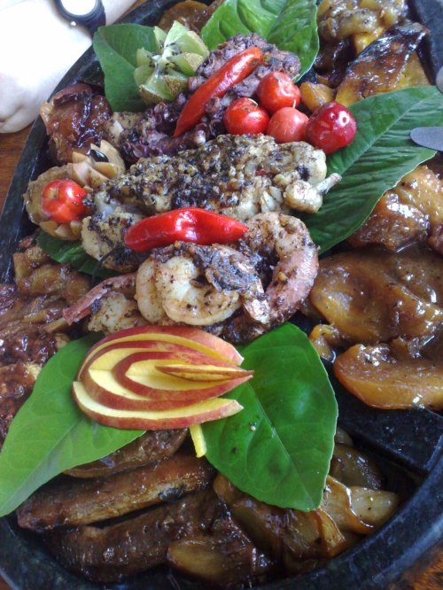 Polvo, camarão, peixe e frutas (do pomar) grelhados e temperados com ervas aromáticas. Foto: Ana Claudia Balani. 